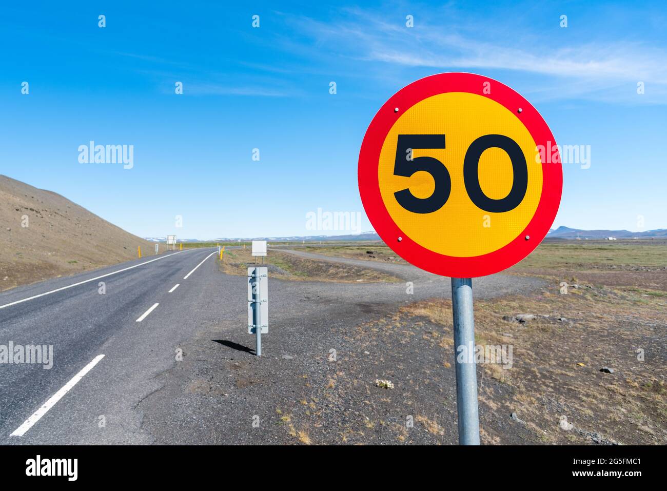 Tempolimit-Schild an einer einsamen Landstraße in Island an einem klaren Sommertag Stockfoto