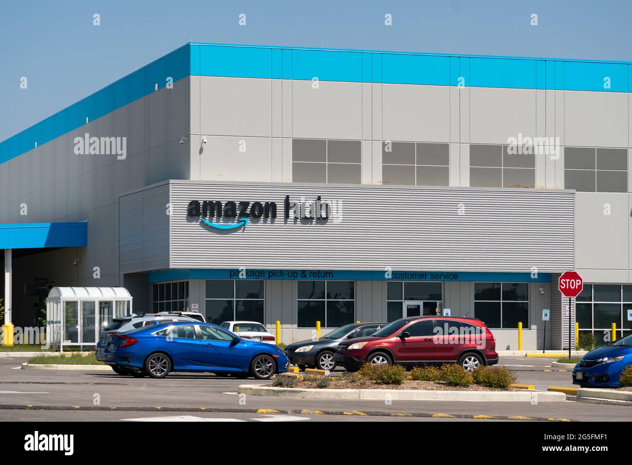 KENOSHA, WI, USA – 19. JUNI 2021 – Außenansicht und Markenlogo des Amazon Hub Pick-up and Delivery Facility. Stockfoto