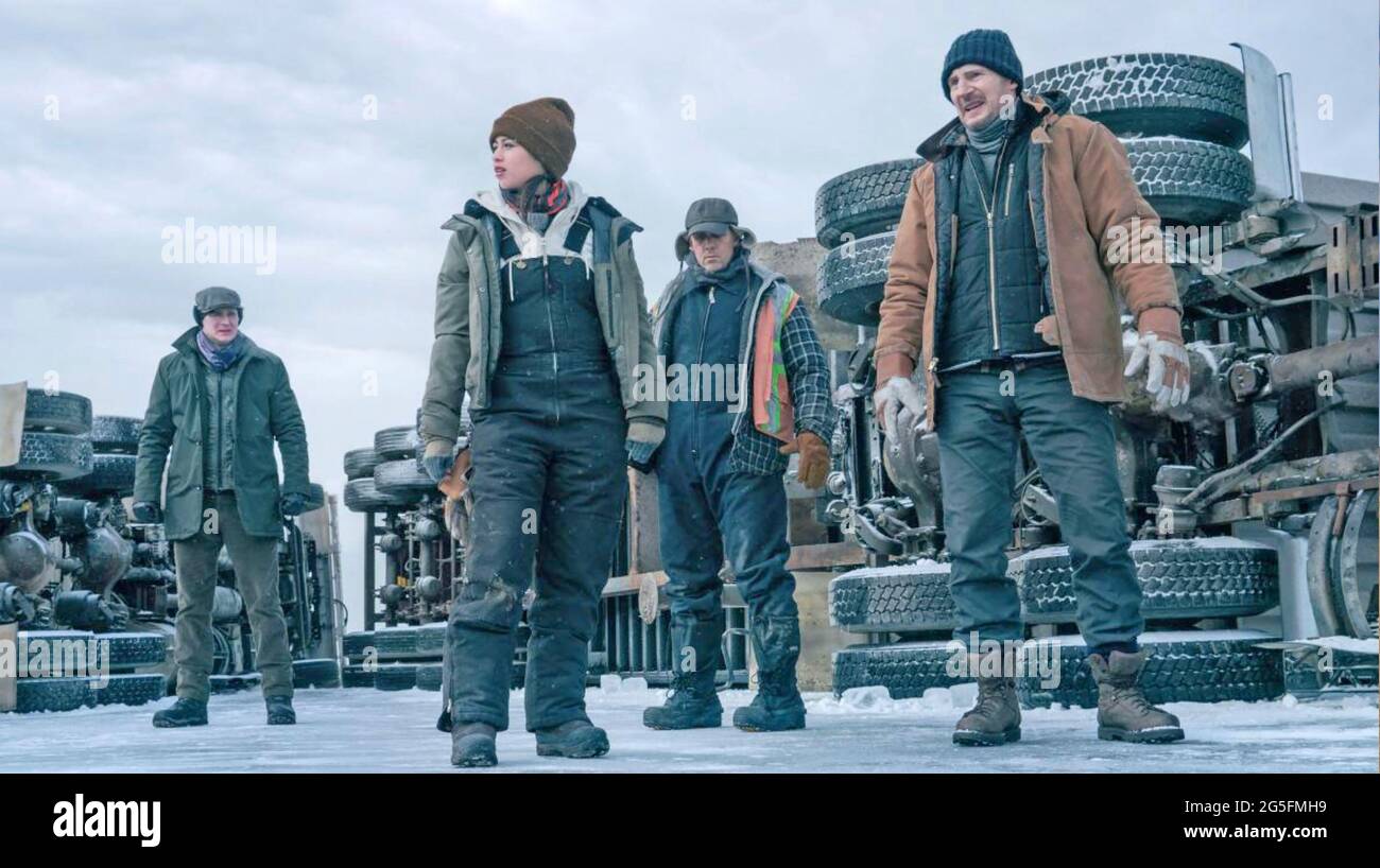 DER ICE ROAD 2021 Netflix Film mit von links: Benjamin Walker, Amber Midthunder Marcus Thomas, Liam Neeson Stockfoto