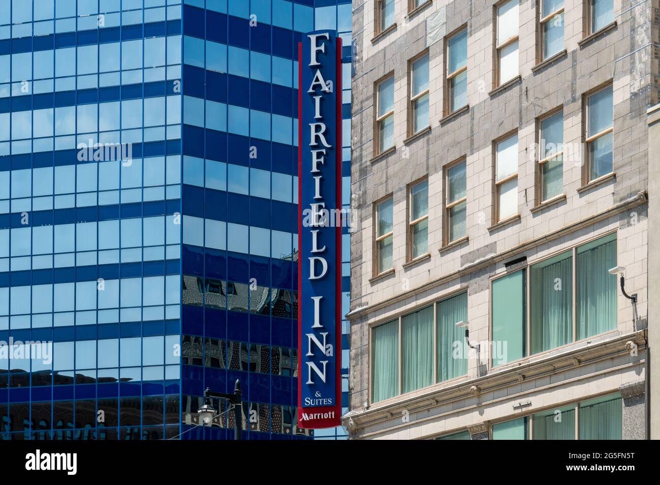 MILWAUKEE, WI, USA - 19. JUNI 2021 - Fassade des Fairfield Inn and Suites by Marriot und Markenlogo. Stockfoto