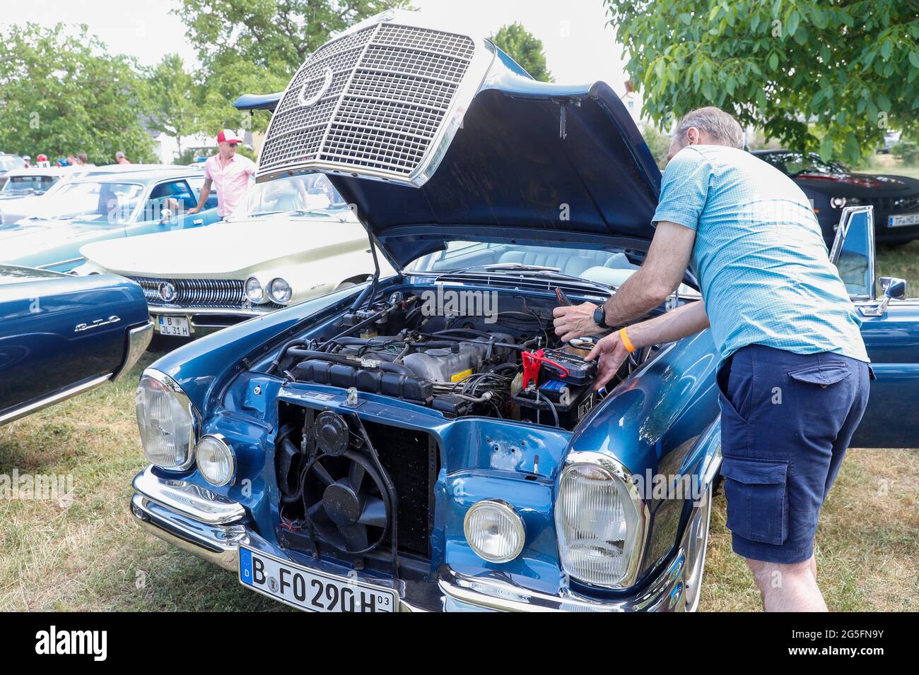 Königs Wusterhausen, Deutschland. Juni 2021. Ein Mercedes-Benz W111/112 - 280 SE Coupé aus dem Jahr 1969 startet bei der Oldtimer-Parade „Rummblubbern“ in und um Königs Wusterhausen. Mehr als 400 amerikanische Fahrzeuge werden voraussichtlich an der zweistündigen Autokolonne teilnehmen. Die Strecke der Autokolonne wird etwa 40 km lang sein. Die Organisatoren erwarten Tausende von Gästen entlang der Strecke und in den Restaurants. Foto: Gerald Matzka/dpa Quelle: dpa picture Alliance/Alamy Live News Stockfoto