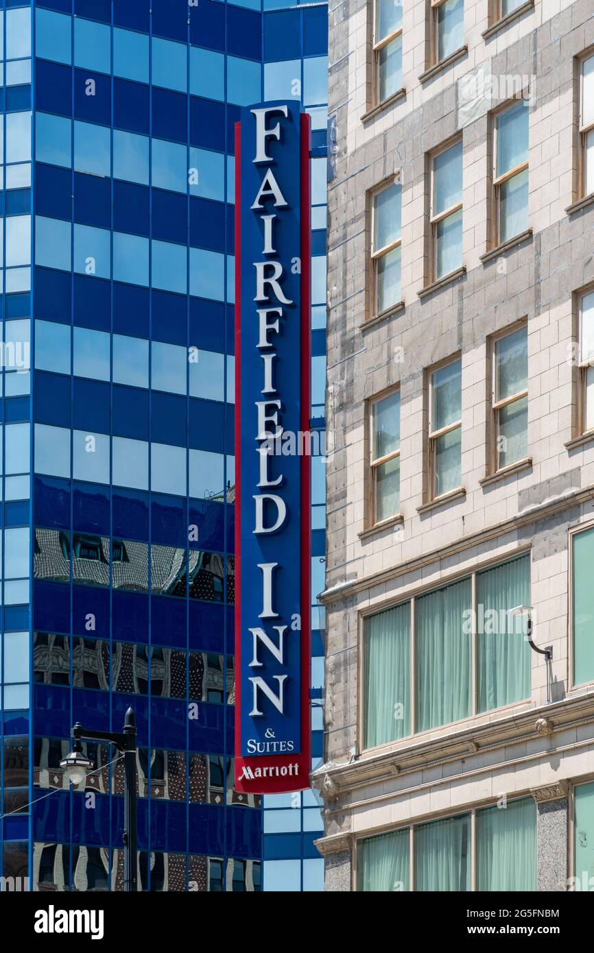 MILWAUKEE, WI, USA - 19. JUNI 2021 - Fassade des Fairfield Inn and Suites by Marriot und Markenlogo. Stockfoto