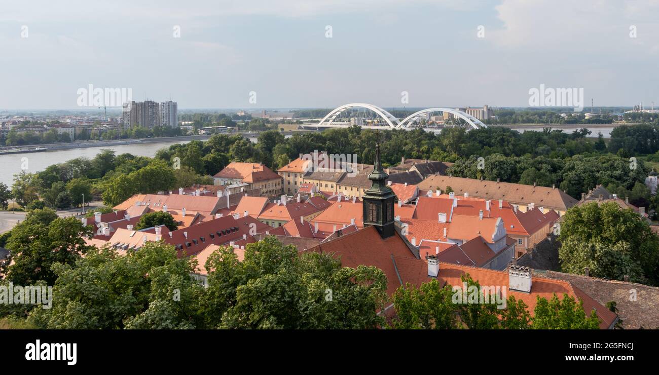 Renovierte Dächer der Altstadt unter der Festung Petrovaradin und der Zezelj-Brücke an der Donau in Novi Sad, Serbien Stockfoto