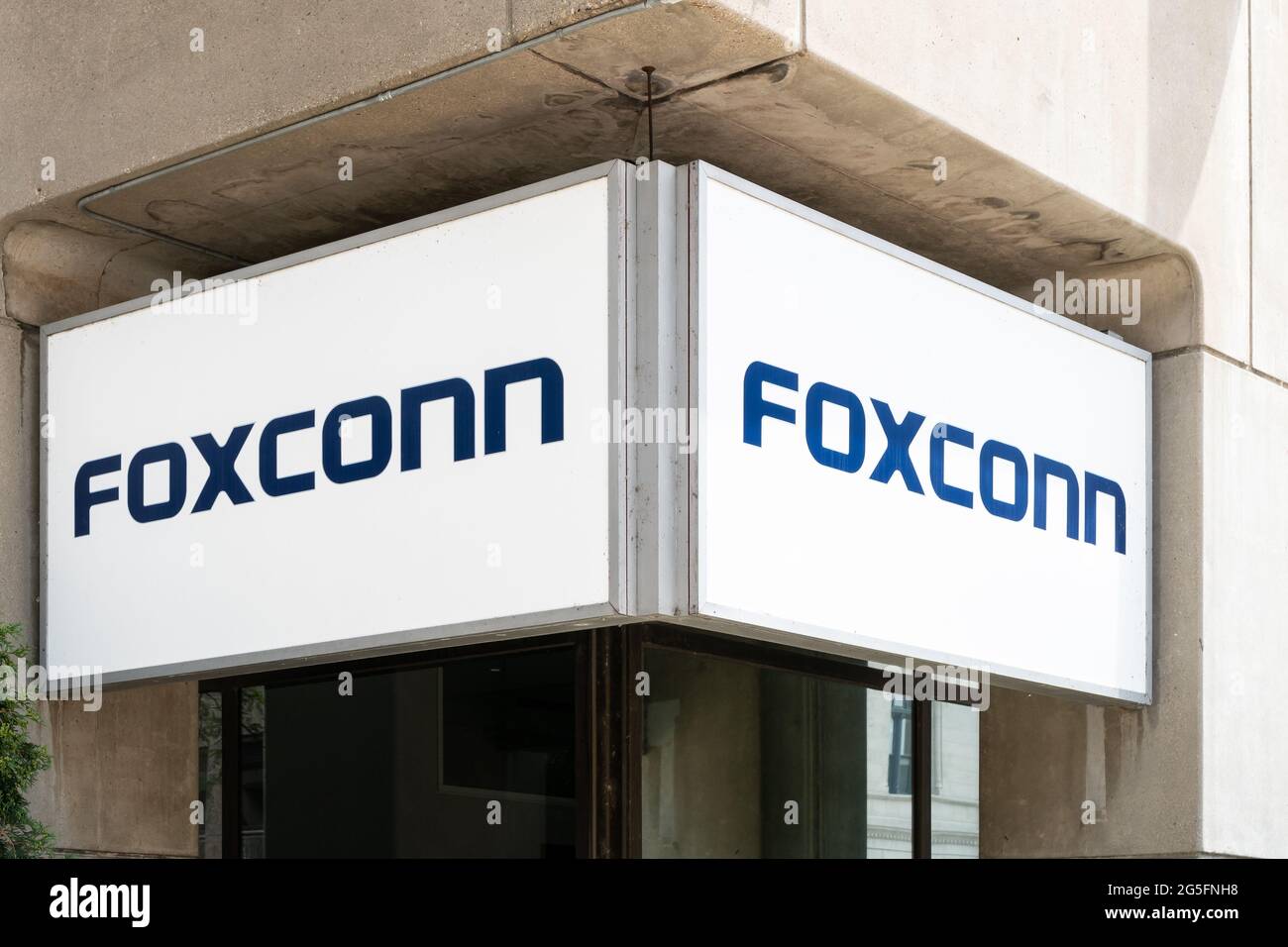MILWAUKEE, WI, USA - 19. JUNI 2021 - Außenansicht der Foxconn-Hauptniederlassung und Markenlogo. Stockfoto