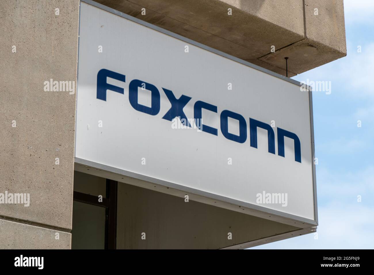 MILWAUKEE, WI, USA - 19. JUNI 2021 - Außenansicht der Foxconn-Hauptniederlassung und Markenlogo. Stockfoto