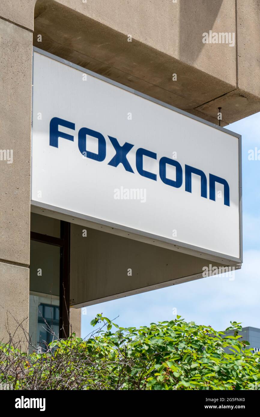 MILWAUKEE, WI, USA - 19. JUNI 2021 - Außenansicht der Foxconn-Hauptniederlassung und Markenlogo. Stockfoto
