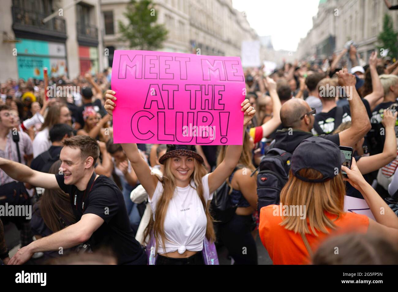 Während eines von Save Our Scene organisierten #FreedomToDance marsches laufen die Menschen entlang der Regent Street im Zentrum Londons, um gegen die vermeintliche Missachtung der Live-Musik-Industrie durch die Coronavirus-Pandemie durch die Regierung zu protestieren. Bilddatum: Sonntag, 27. Juni 2021. Stockfoto