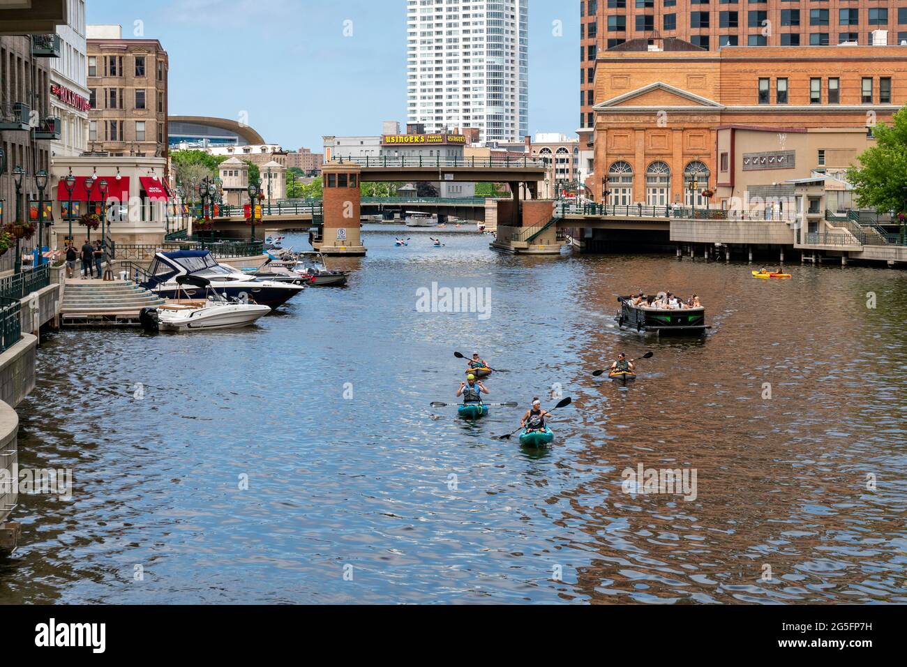 MILWAUKEE, WI, USA - 19. JUNI 2021 - nicht identifizierte Personen, die auf dem Milwaukee River im Riverwalk der Innenstadt von Milwaukee Kajakfahren und Bootfahren Unternehmen. Stockfoto