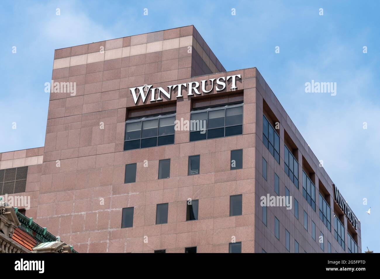 MILWAUKEE, WI, USA - 19. JUNI 2021 - Außenansicht der Wintrust Financial Bank und Markenlogo. Stockfoto