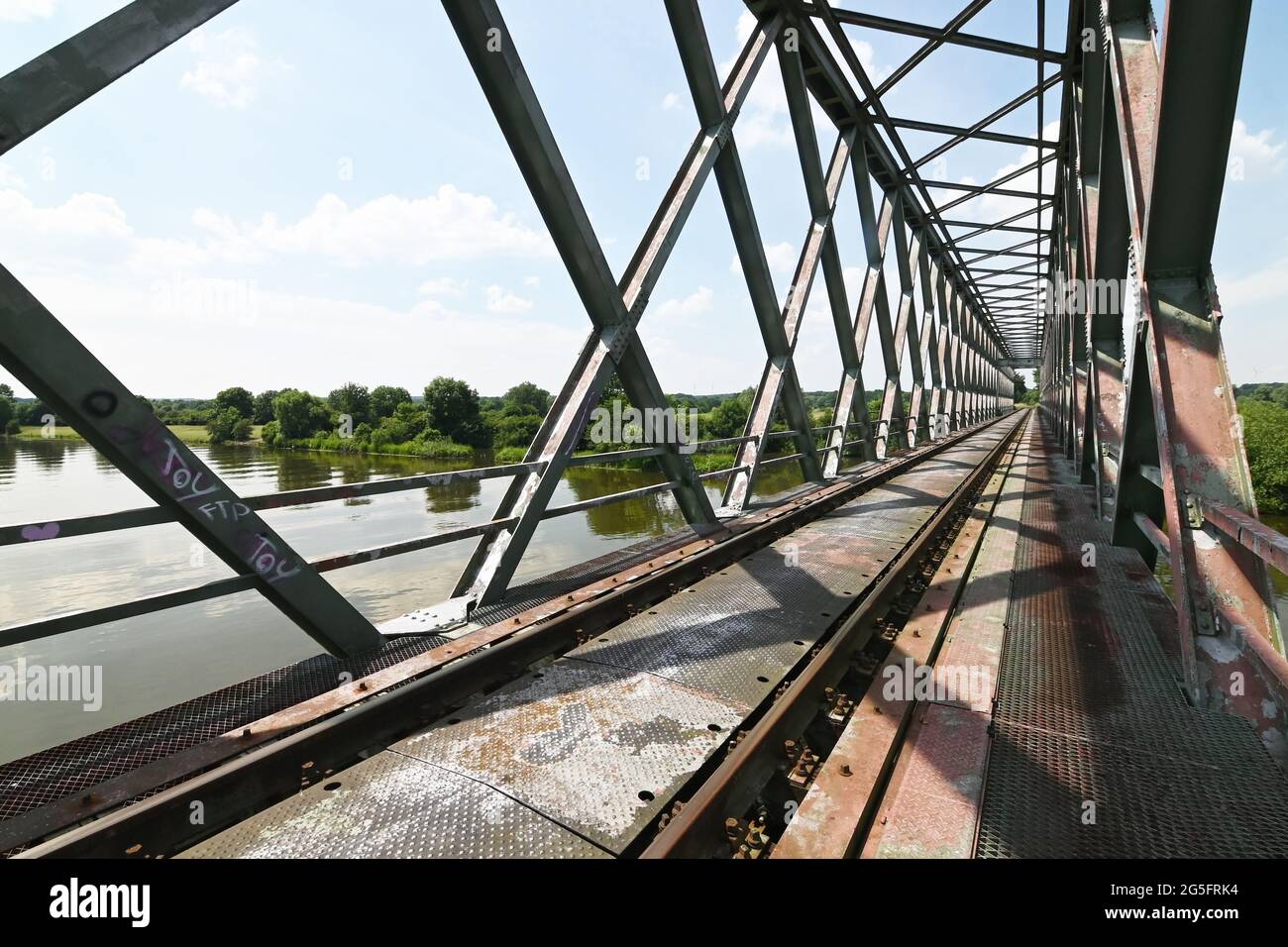 Historische Stahltrassebrücke für eine Bahnstrecke über die Weser bei Nienburg in Niedersachsen Stockfoto