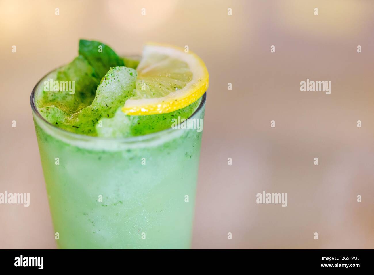 Zitronen- und Minzlimonade frisches kaltes Getränk, alkoholfreies Getränk, Nahaufnahme Stockfoto