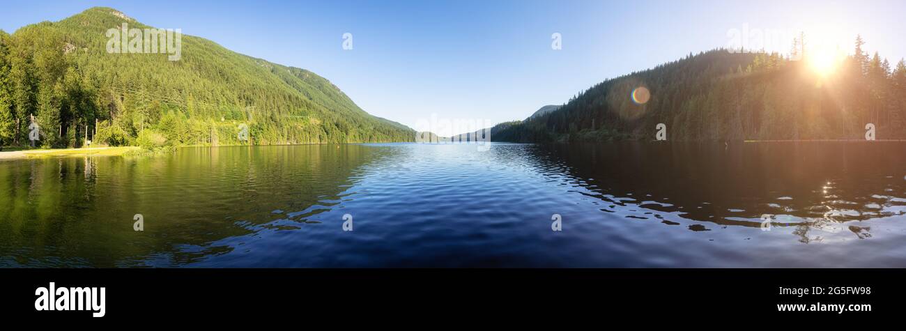 Panoramablick auf den Buntzen Lake, umgeben von der kanadischen Berglandschaft Stockfoto