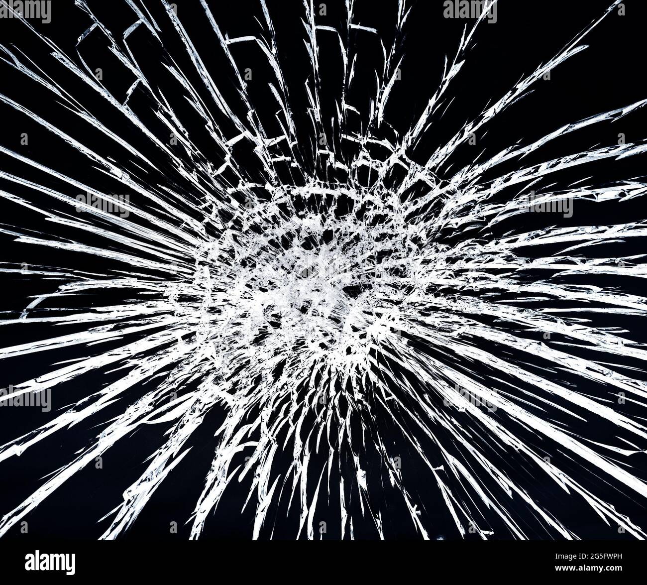 Zerbrochenes erzwungenes Glas, Nahaufnahme auf schwarzem Hintergrund Stockfoto