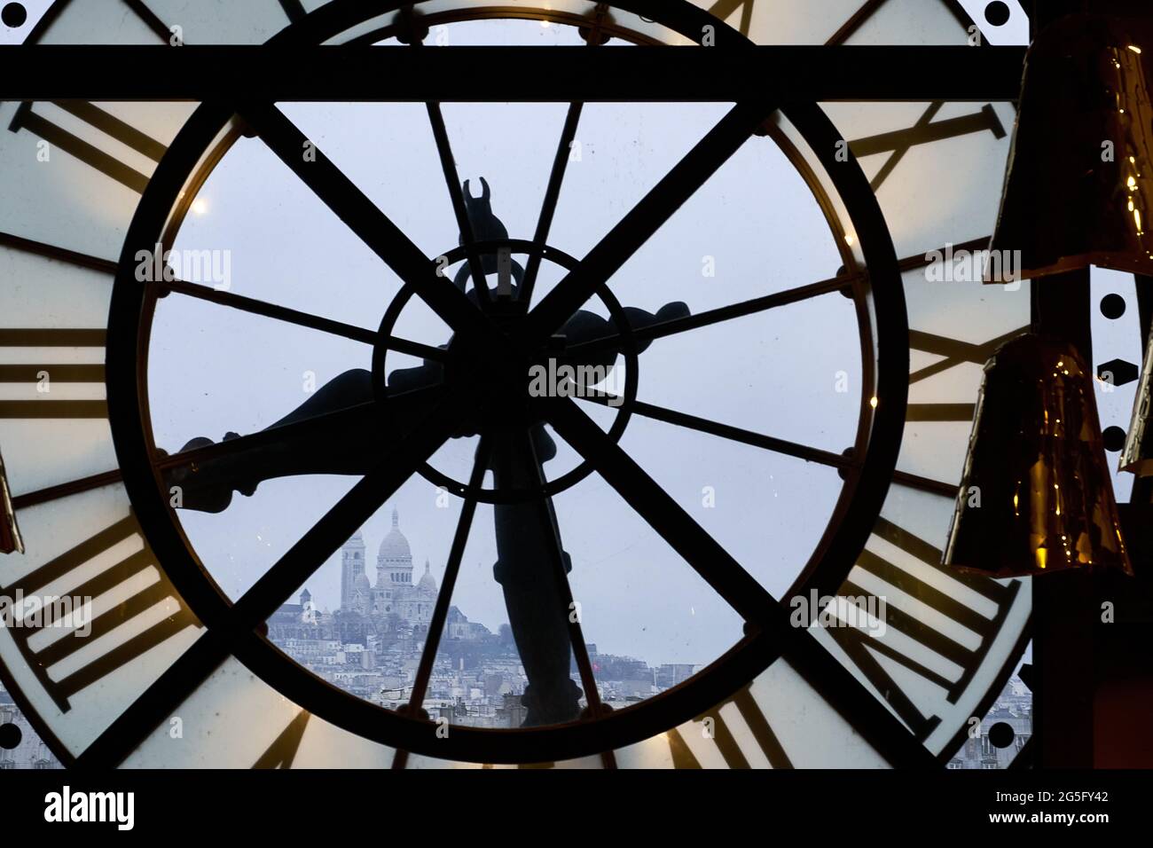 Blick auf die Basilica du Sacré Coeur durch das große Uhrfenster des Musée d'Orsay, Paris, Frankreich Stockfoto