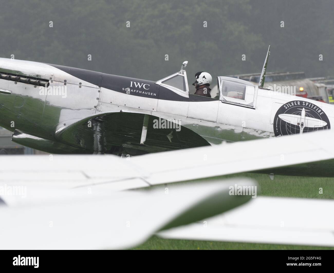 Headcorn, Kent, Großbritannien. Juni 2021. Battle of Britain Aero Legends Air Show: Regen und schlechtes Wetter kauften ein vorzeitiges Ende dieser Air Show mit dem Höhepunkt des Tages, an dem die Red Arrows abgesagt wurden. Ein Flug mit einem Rekord von 9 Spitfire wurde ebenfalls abgesagt, wobei sie gezwungen wurden, langsam entlang der Start- und Landebahn zu marschieren, bevor sie zur Seite geparkt wurden. Im Bild: Eine spezielle Silbermark IX Spitfire (Girty), die 1943 gebaut wurde (ein Team umrundete die Welt in diesem Flugzeug 2019). Kredit: James Bell/Alamy Live Nachrichten Stockfoto