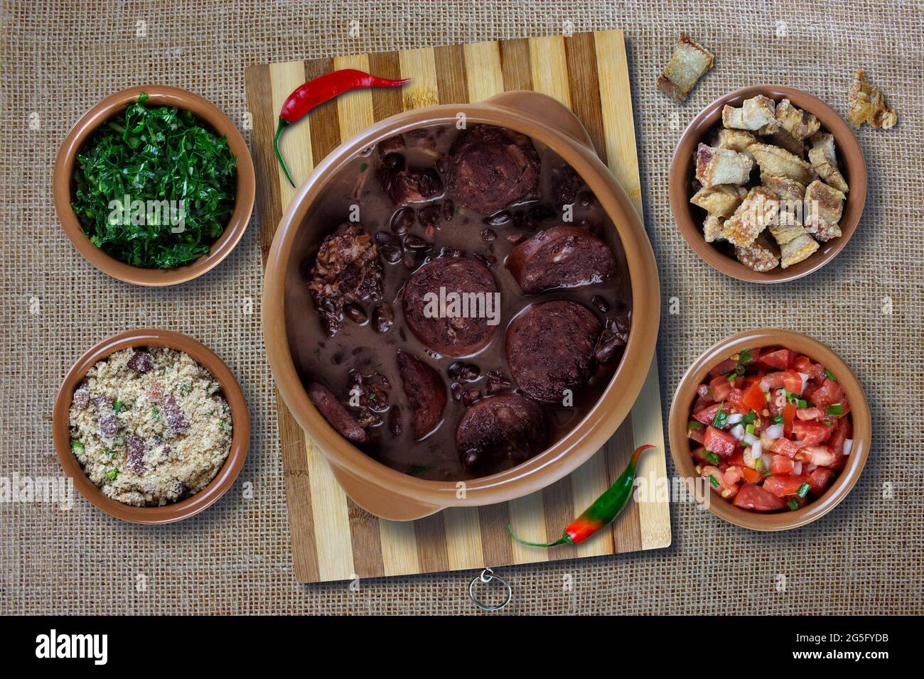 Feijoada komplett mit verschiedenen leckeren Zutaten, typisch brasilianische Küche. Studiofotografie. Stockfoto