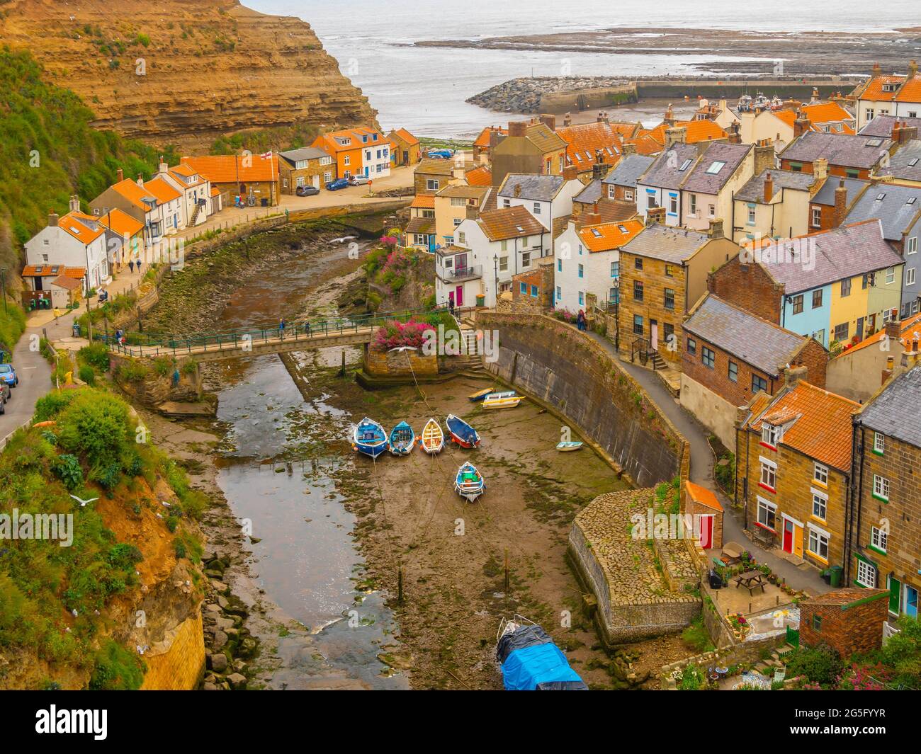 Blick seewärts über den Hafen von der North Yorkshire Dorf Staithes mit Cowbar auf der Nordseite von Roxby Beck Stockfoto