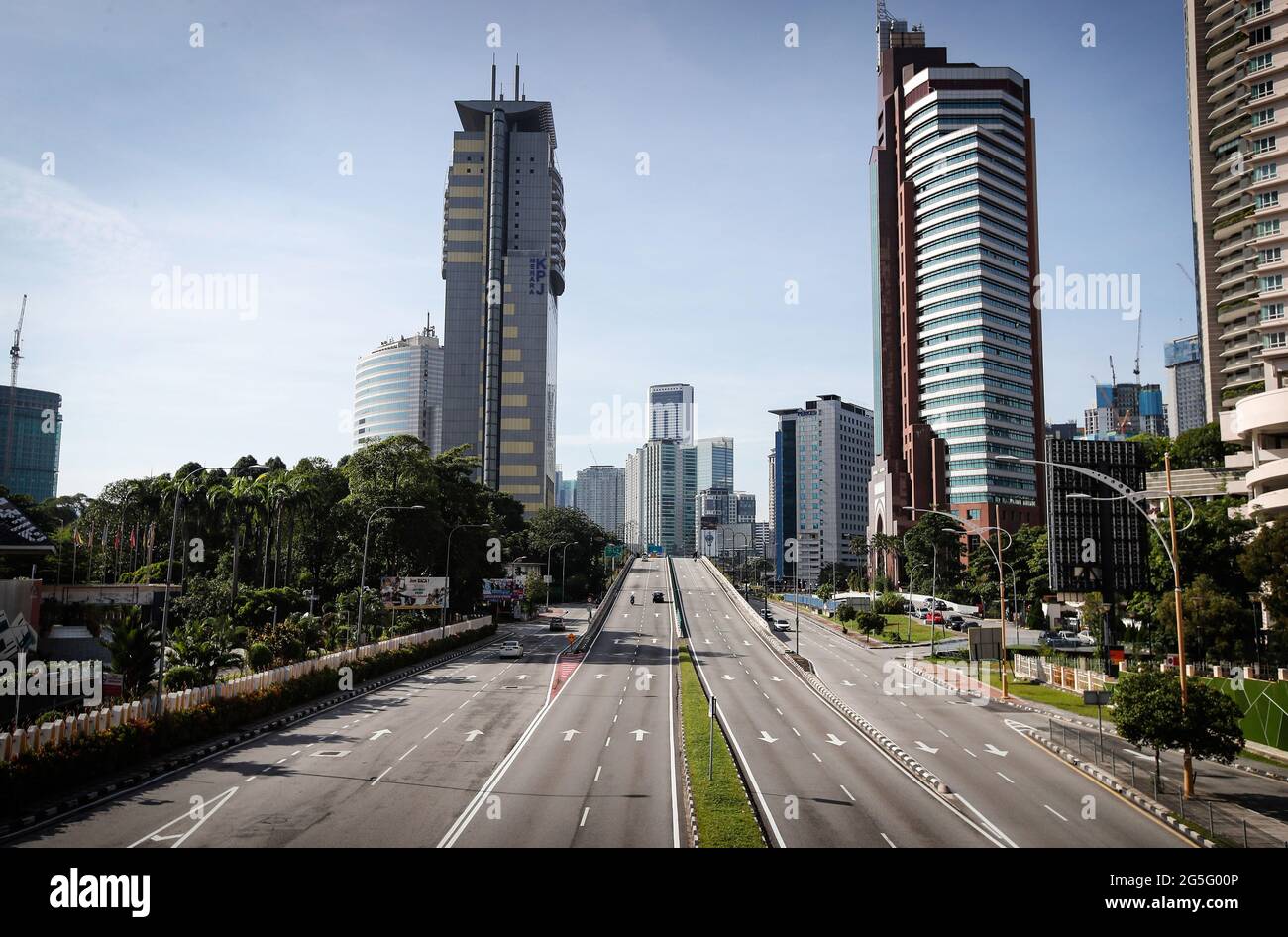 Ein Blick auf die leeren Straßen in der Innenstadt von Kuala Lumpur. Die malaysische Regierung kündigte an, dass die am Montag fällige, einmonatige Vollsperrung aufgrund der täglich hohen Zahl der gemeldeten Fälle von Coronavirus-Infektionen verlängert wird. (Foto von Wong Fok Loy / SOPA Images/Sipa USA) Stockfoto