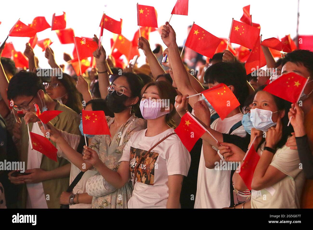 Peking, China. Juni 2021. Am Sonntag, dem 27. Juni 2021, nehmen Chinesen an einem kostenlosen Konzert Teil, bei dem der 100. Jahrestag der Gründung der Kommunistischen Partei Chinas in Peking gefeiert wird. In der chinesischen Hauptstadt und im ganzen Land wurden Schilder aufgestellt und Gedenkveranstaltungen abgehalten, begleitet von der Entsendung zusätzlicher Polizei- und paramilitärischer Kräfte, während die Regierung den 100. Jahrestag der kommunistischen Herrschaft am 1. Juli feiert. Foto von Stephen Shaver/UPI Credit: UPI/Alamy Live News Stockfoto