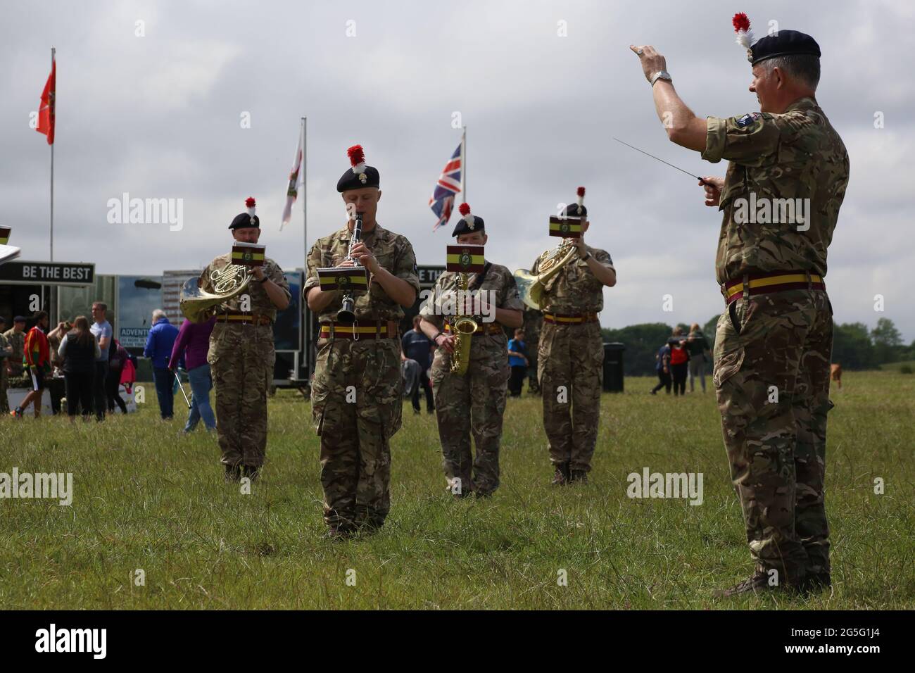 Newcastle upon Tyne, Großbritannien, 27. Juni 2021, Tag der Streitkräfte, Royal Northumberland Fusiliers mit Harry Garthwaite WW2 Veteran, Credit: David Whinham/Alamy Live News Stockfoto