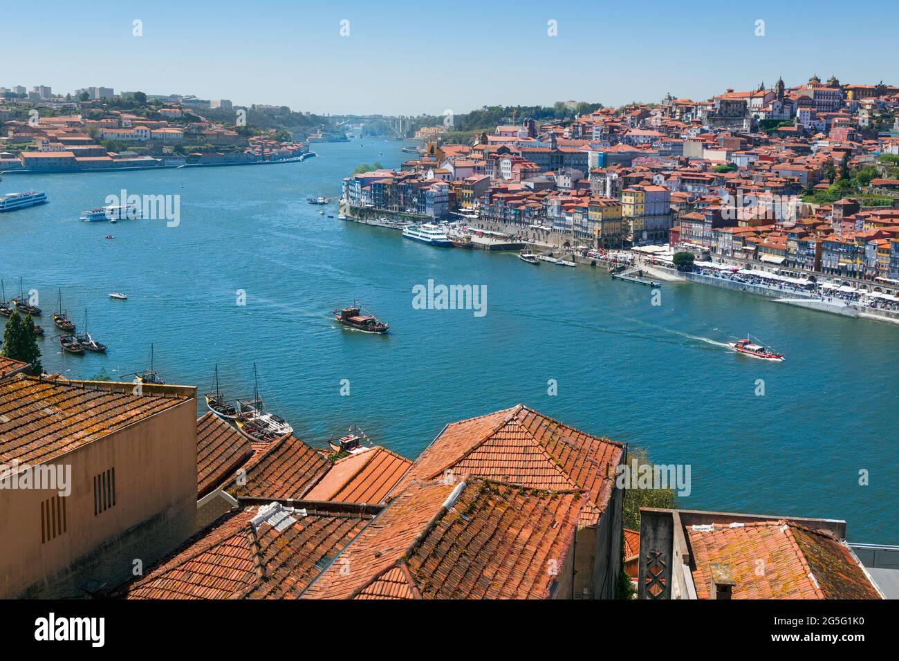 Porto, Bezirk Porto, Portugal. Blick über den Douro-Fluss von Vila Nova de Gaia zum Ribeira-Viertel. Porto ist auf Englisch als Oporto bekannt. Der Stor Stockfoto