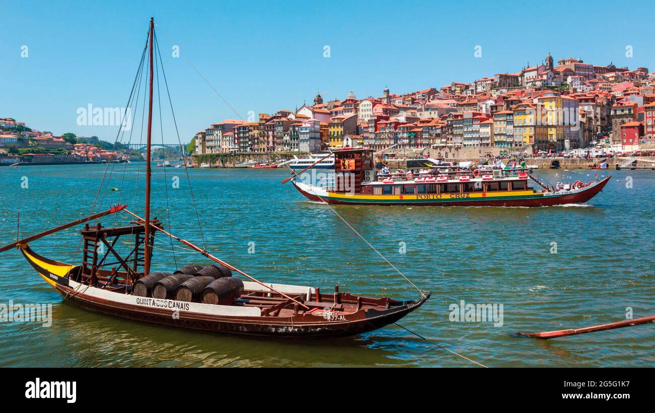 Porto, Bezirk Porto, Portugal. Blick über den Douro-Fluss von Vila Nova de Gaia zum Ribeira-Viertel. Arrabida Brücke im Hintergrund. Die Boote, die auf Stockfoto