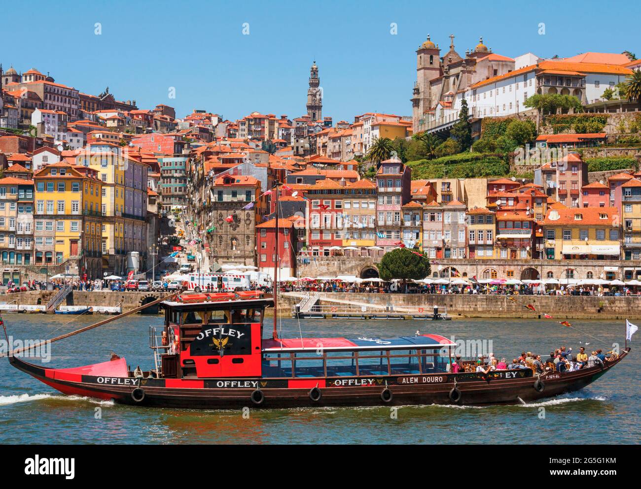 Porto, Bezirk Porto, Portugal. Blick über den Douro-Fluss von Vila Nova de Gaia zum Ribeira-Viertel. Boote wie dieses, mit Touristen, die eine Reise genießen Stockfoto