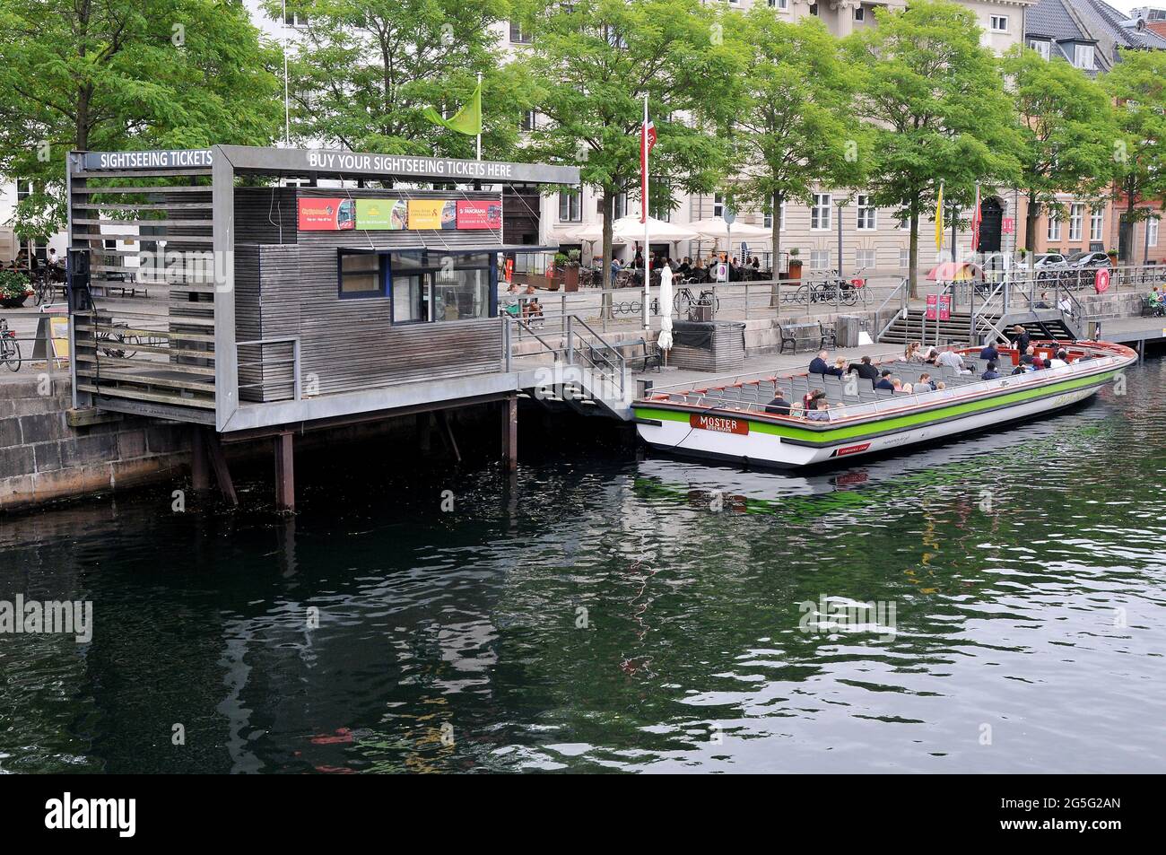 Kopenhagen, Dänemark. 27. Juni 2021, Welttourismus ist wieder in der dänischen Hauptstadt und Rest von Dänemark Boot crusing in Kopenhagen Kanal in Canpital.(Foto..Fra Stockfoto