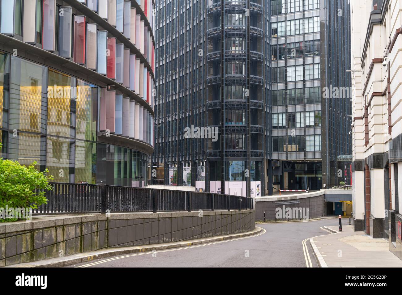 Die Außenseite des Gebäudes der Mizuho Bank mit Blick auf den St. George's Court. London - 27. Juni 2021 Stockfoto