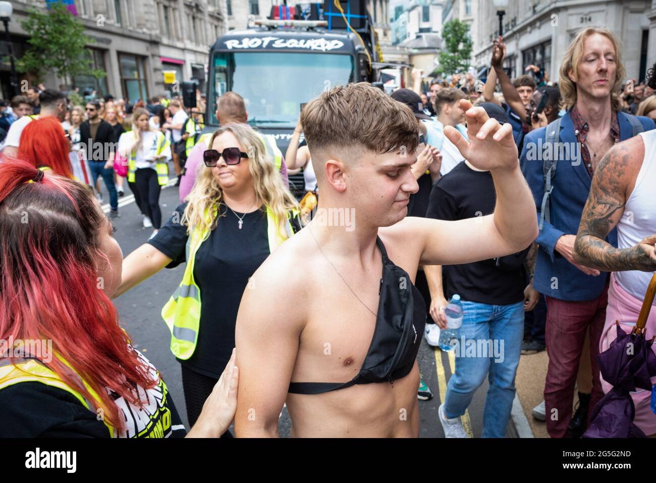 London, Großbritannien. Juni 2021. Während des marsches tanzt ein Protestler in der Regent Street. Die große britische Musikindustrie kam zusammen, um die Szene zu retten. Die Demonstranten fordern, dass die Regierung alle Beschränkungen für den Gastgewerbe, die aufgrund von COVID-19 noch immer umgesetzt werden, aufgibt. (Foto von Andy Barton/SOPA Images/Sipa USA) Quelle: SIPA USA/Alamy Live News Stockfoto