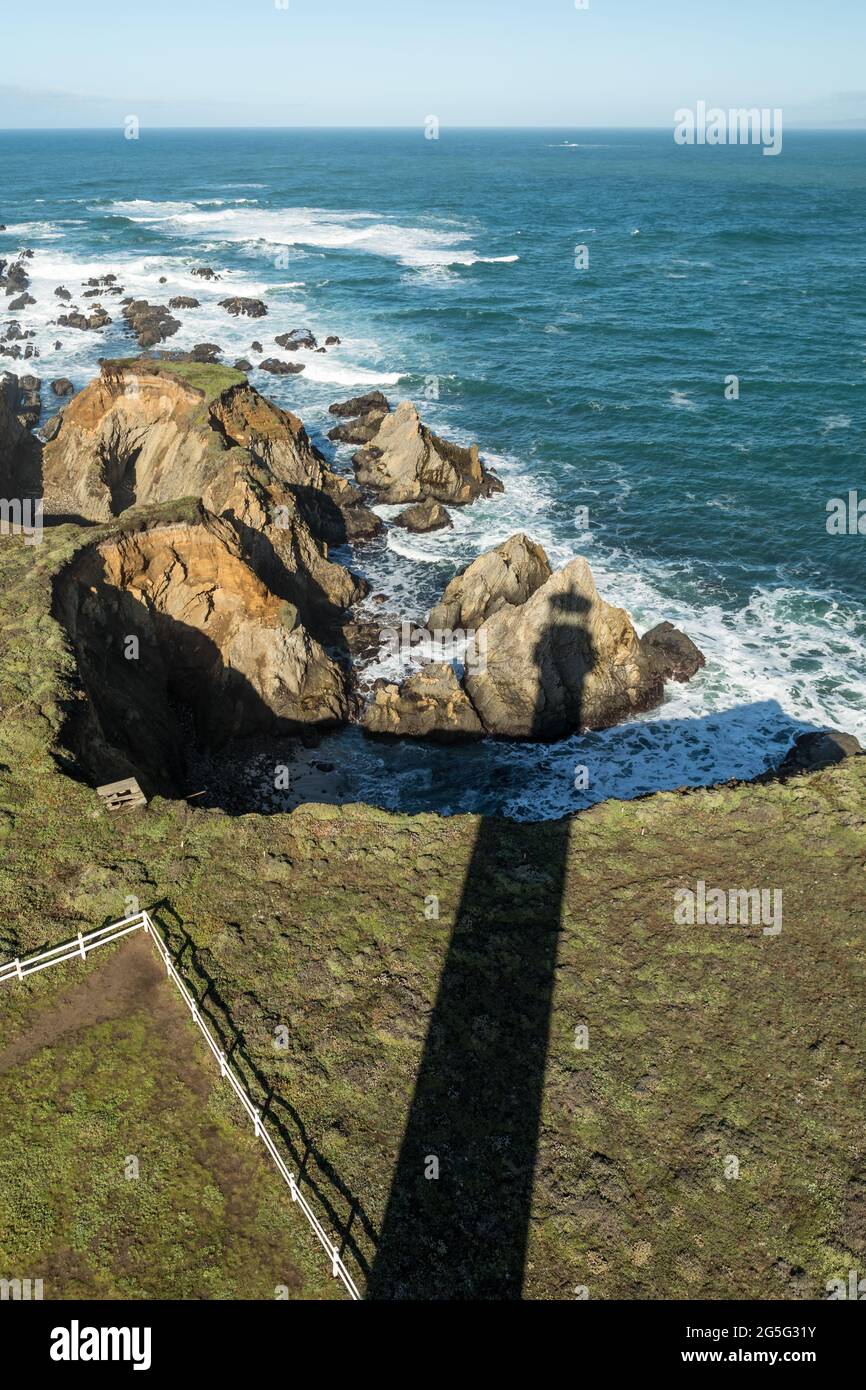 Light Shadow - der Schatten des Point Arena Lighthouse wird über die zerklüftete Pazifikküste geworfen. Point Arena, Kalifornien, USA Stockfoto