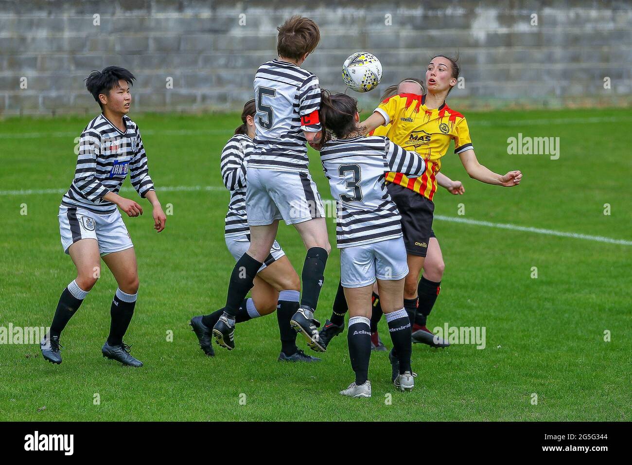 Glasgow, Großbritannien. Juni 2021. Aktion während der Scottish Building Society Scottish Women's Premier League 2 Fixture Partick Thistle Womens FC vs Queens Park Ladies FC, Lochburn Park, Maryhill, Glasgow, 27/06/2021 Credit Colin Poultney www.Alamy.co.uk Credit: Colin Poultney/Alamy Live News Stockfoto