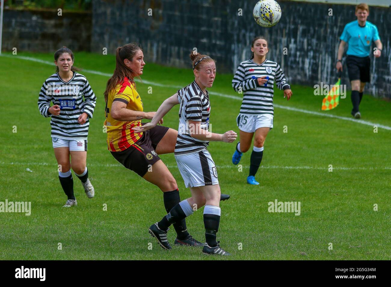 Glasgow, Großbritannien. Juni 2021. Aktion während der Scottish Building Society Scottish Women's Premier League 2 Fixture Partick Thistle Womens FC vs Queens Park Ladies FC, Lochburn Park, Maryhill, Glasgow, 27/06/2021 Credit Colin Poultney www.Alamy.co.uk Credit: Colin Poultney/Alamy Live News Stockfoto