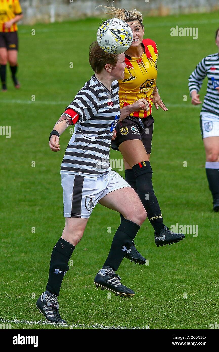 Glasgow, Großbritannien. Juni 2021. Aktion während der Scottish Building Society Scottish Women's Premier League 2 Fixture Partick Thistle Womens FC vs Queens Park Ladies FC, Lochburn Park, Maryhill, Glasgow, 27/06/2021 Credit Colin Poultney www.Alamy.co.uk Credit: Colin Poultney/Alamy Live News Stockfoto