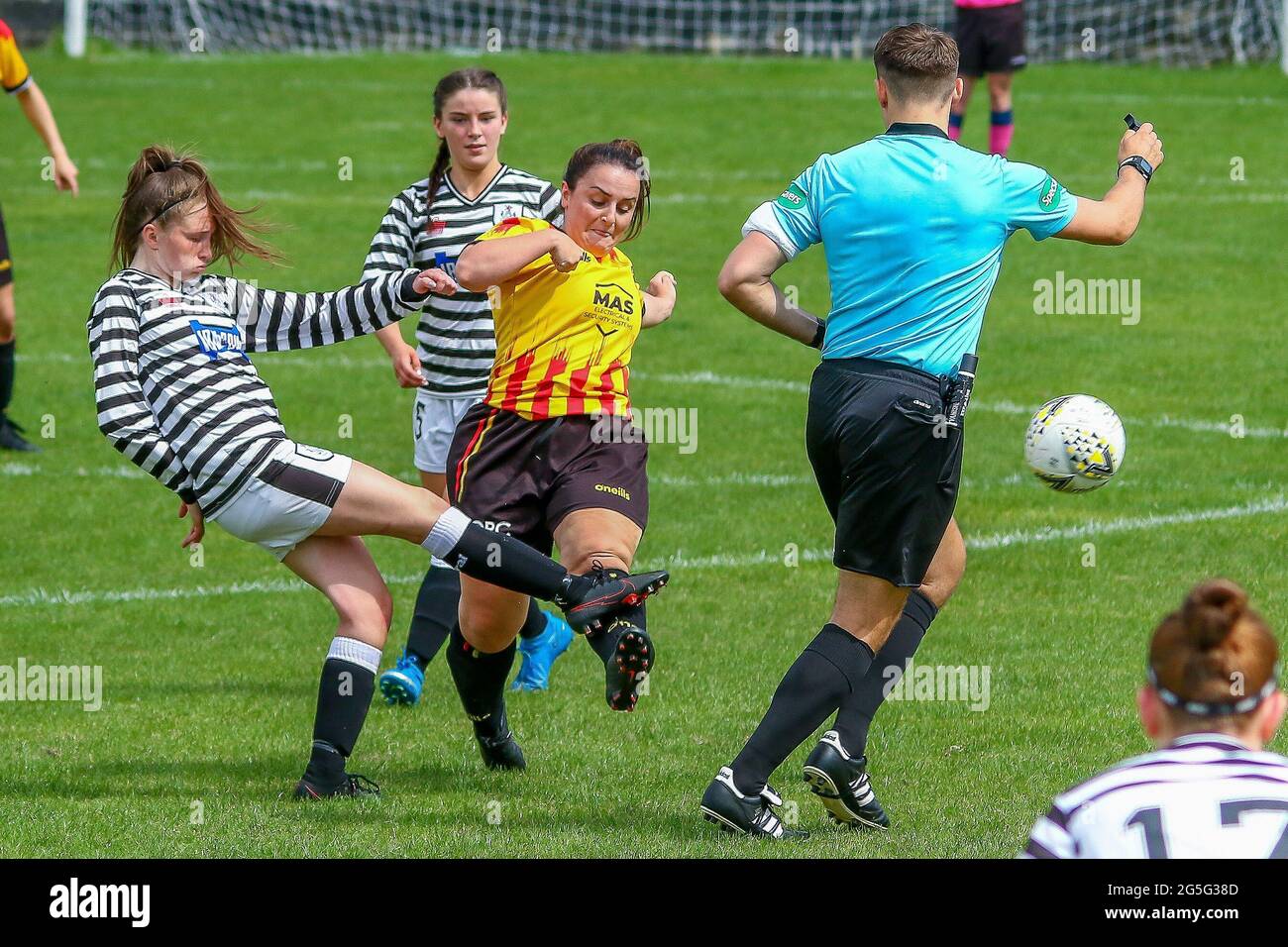 Glasgow, Großbritannien. Juni 2021. Aktion während der Scottish Building Society Scottish Women's Premier League 2 Fixture Partick Thistle Womens FC vs Queens Park Ladies FC, Lochburn Park, Maryhill, Glasgow, 27/06/2021 Credit Colin Poultney www.Alamy.co.uk Credit: Colin Poultney/Alamy Live News Stockfoto