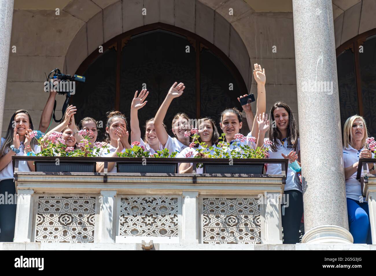 Das BH Women's Basketball Team begrüßt die Fans vom Balkon des Rathauses aus Stockfoto