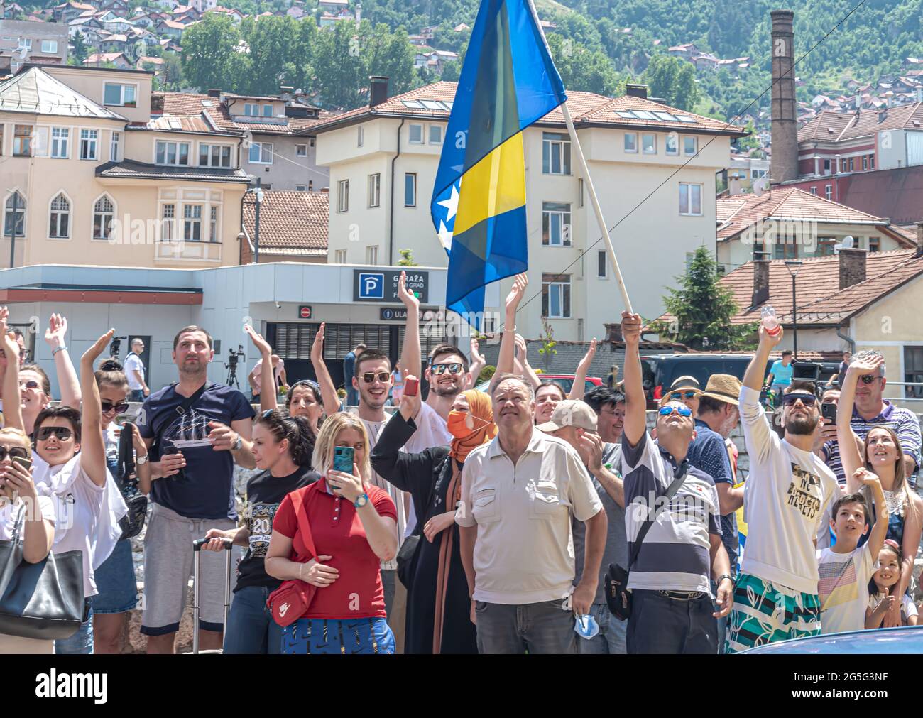 BH-Fans begrüßen die BH Frauen-Basketballmannschaft vor dem Rathaus Stockfoto