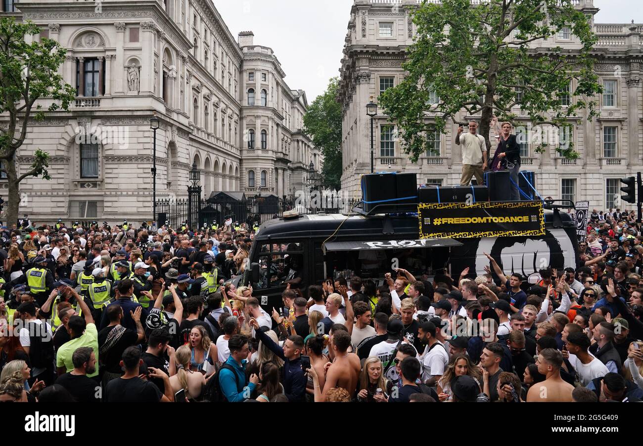 Menschen in Whitehall, im Zentrum von London, während eines #FreedomToDance marsches, der von Save Our Scene organisiert wurde, aus Protest gegen die wahrgenommene Missachtung der Live-Musik-Industrie durch die Coronavirus-Pandemie durch die Regierung. Bilddatum: Sonntag, 27. Juni 2021. Stockfoto