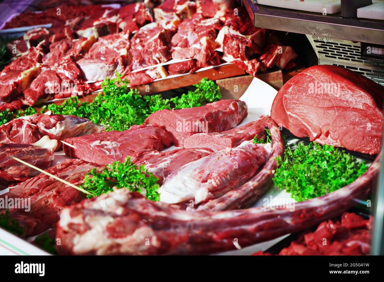 Verschiedene Fleischstücke wurden in der Metzgertheke freigelegt Stockfoto