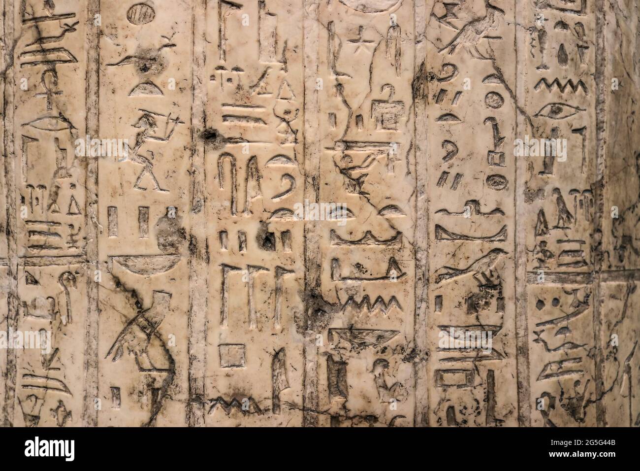 Altägyptische Hieroglyphen in marmorgeschnitzter Säule - Nahaufnahme mit vielen Details und Meißelmarkierungen klar Stockfoto