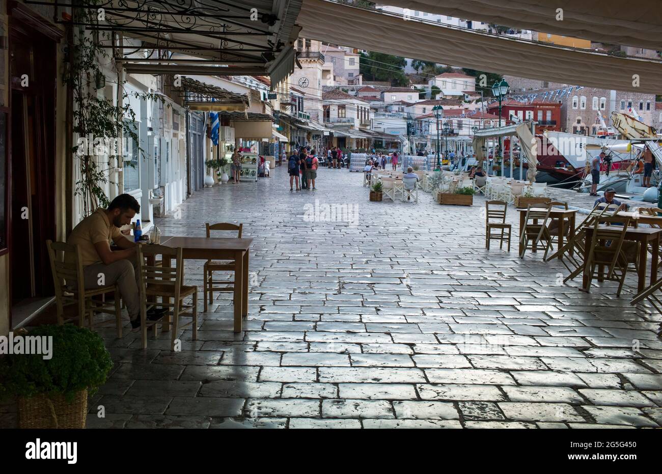 HYDRA HAFEN, HYDRA INSEL, GRIECHENLAND - AUGUST 27 2018 : Straße von Hydra Hafen. Stockfoto
