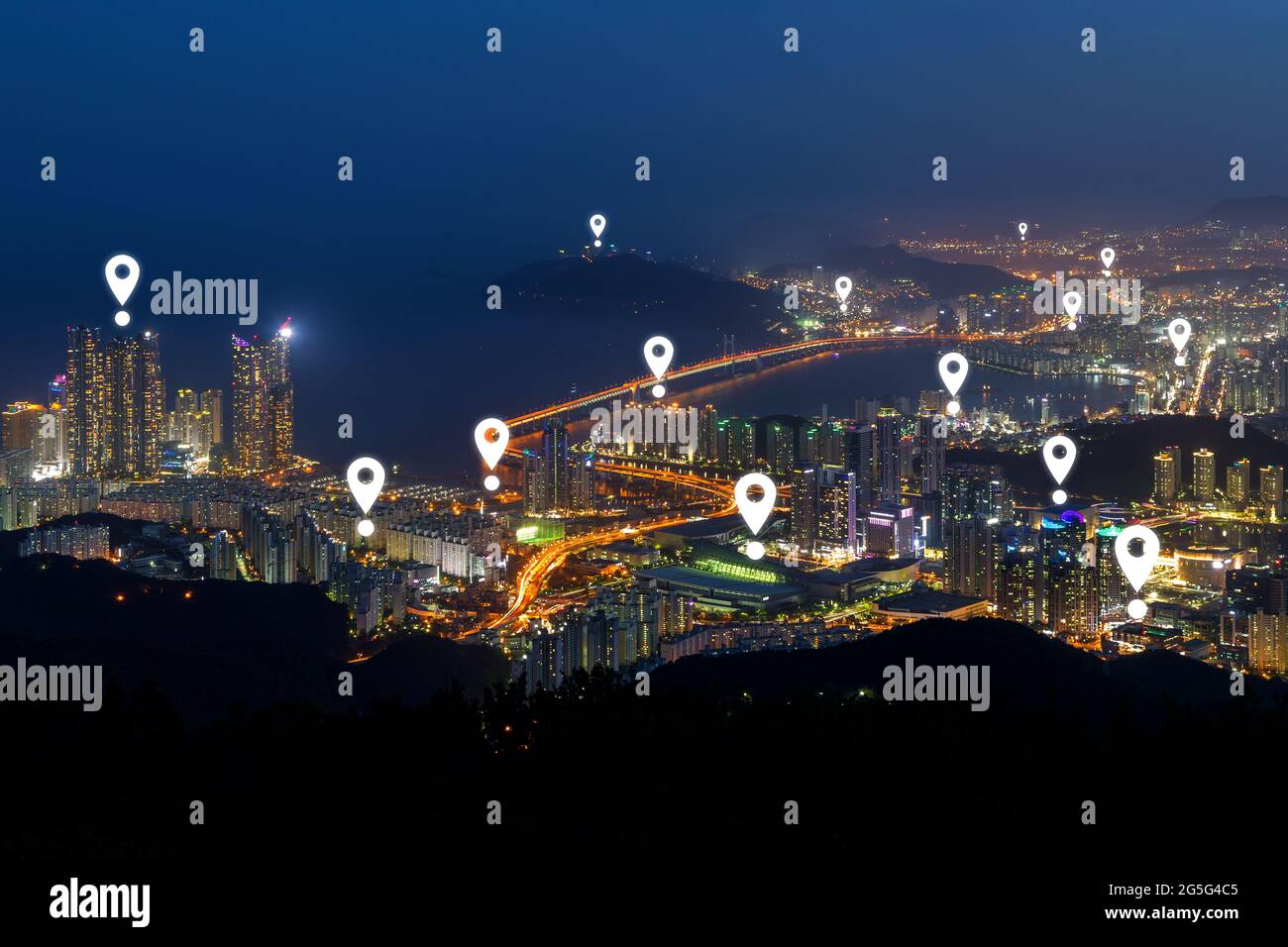 Karte von Pin-Symbolen auf Busans Skyline bei Sonnenuntergang. Malerische Stadtansicht der städtischen Skyline von Busan in Südkorea von oben bei Nacht. Stockfoto