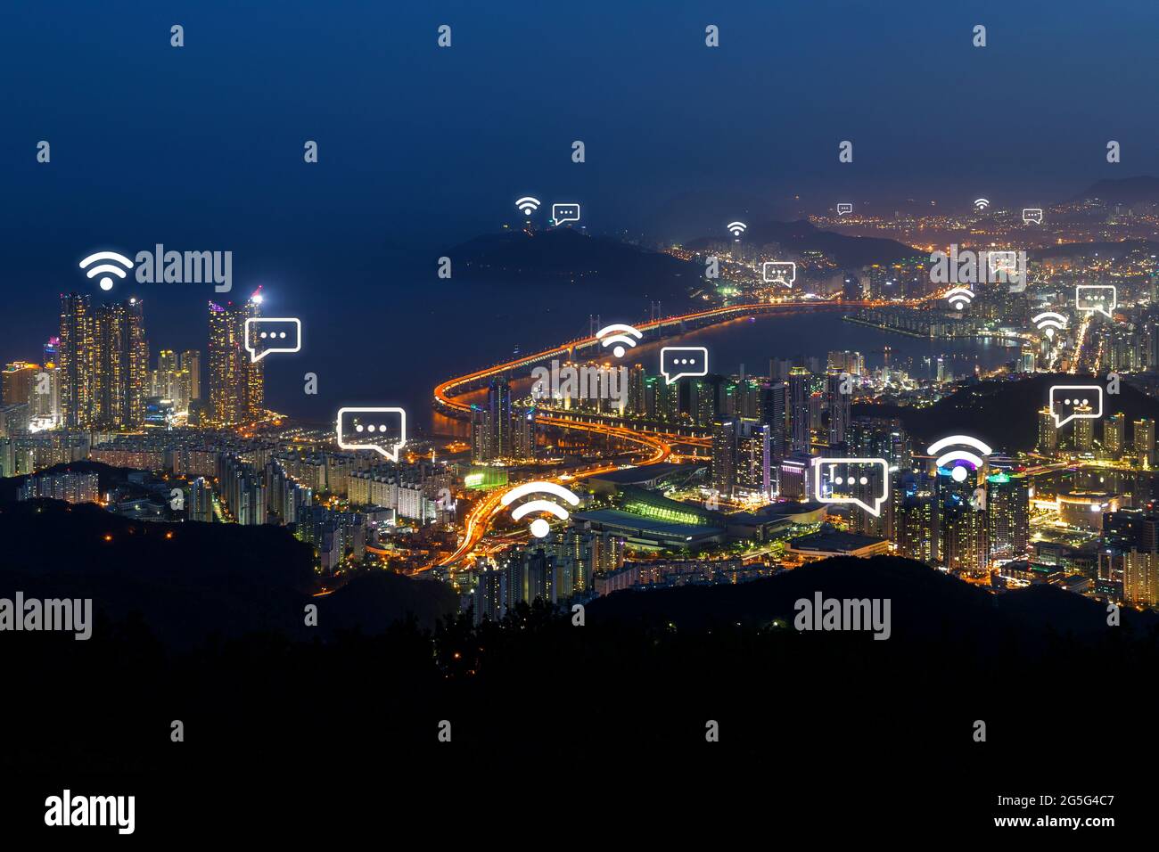 Malerische Stadtansicht der städtischen Skyline von Busan in Südkorea von oben bei Nacht. Drahtlose Netzwerkverbindung, WiFi, Smart City und Online-Messaging-Konzept Stockfoto