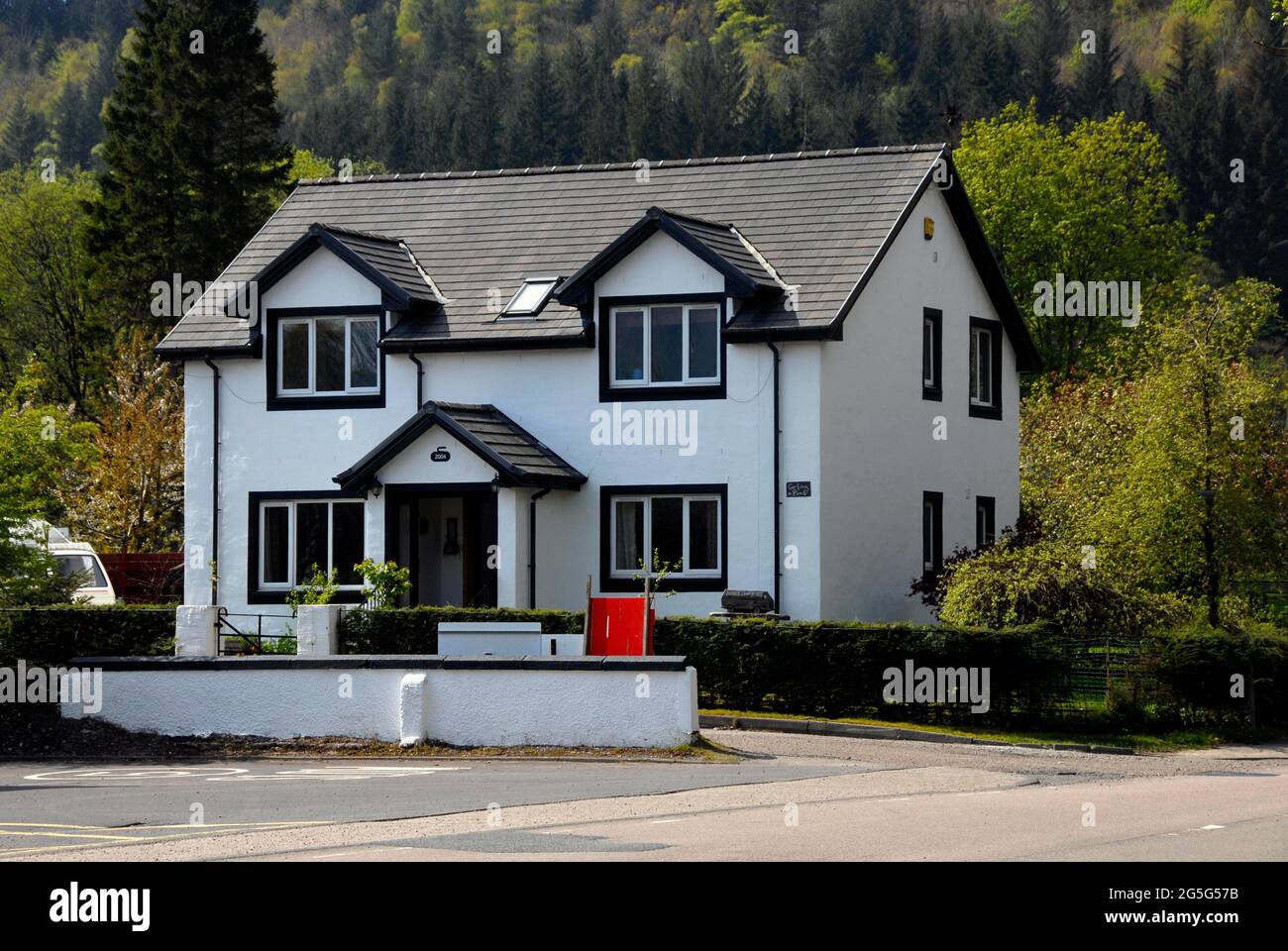 Attraktives Doppelhaus mit Veranda, Inveraray, Argyll & Bute, Schottland Stockfoto
