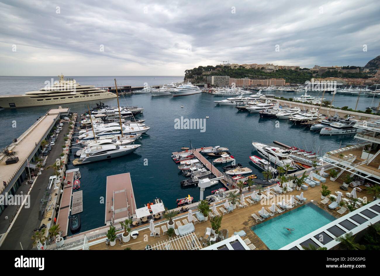 MONTE-CARLO, MONACO - MAI 3 2018 : Hafen von Monaco von Monte-Carlo aus gesehen. Stockfoto