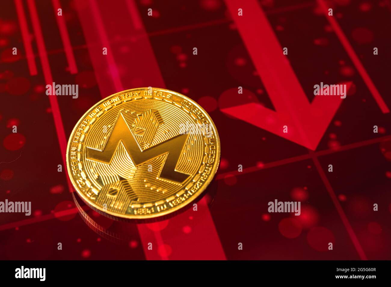 Der Kurs des Monero-Werts fällt und der rote Pfeil nach unten auf den  Aktiendiagrammen, Hintergrund des Kryptowährungskrisenkonzepts  Stockfotografie - Alamy