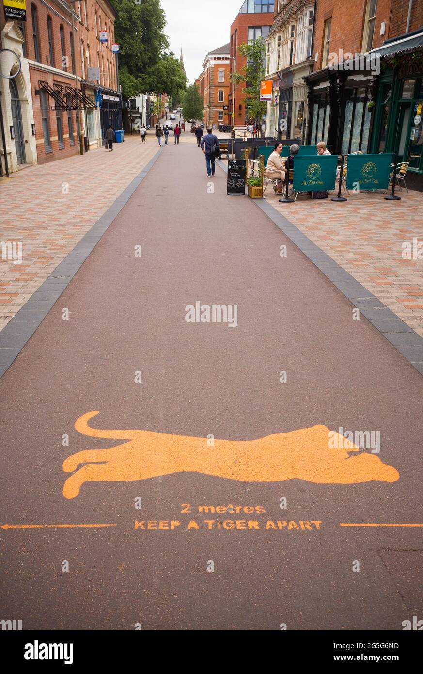 Sozial distanziertes Zeichen eines Tigers, gemalt auf der Straße in Leicester Stockfoto