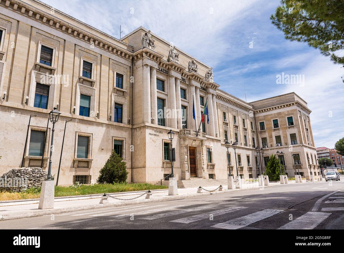 Fassade des Gebäudes der Provinz Pescara in den Abruzzen Stockfoto