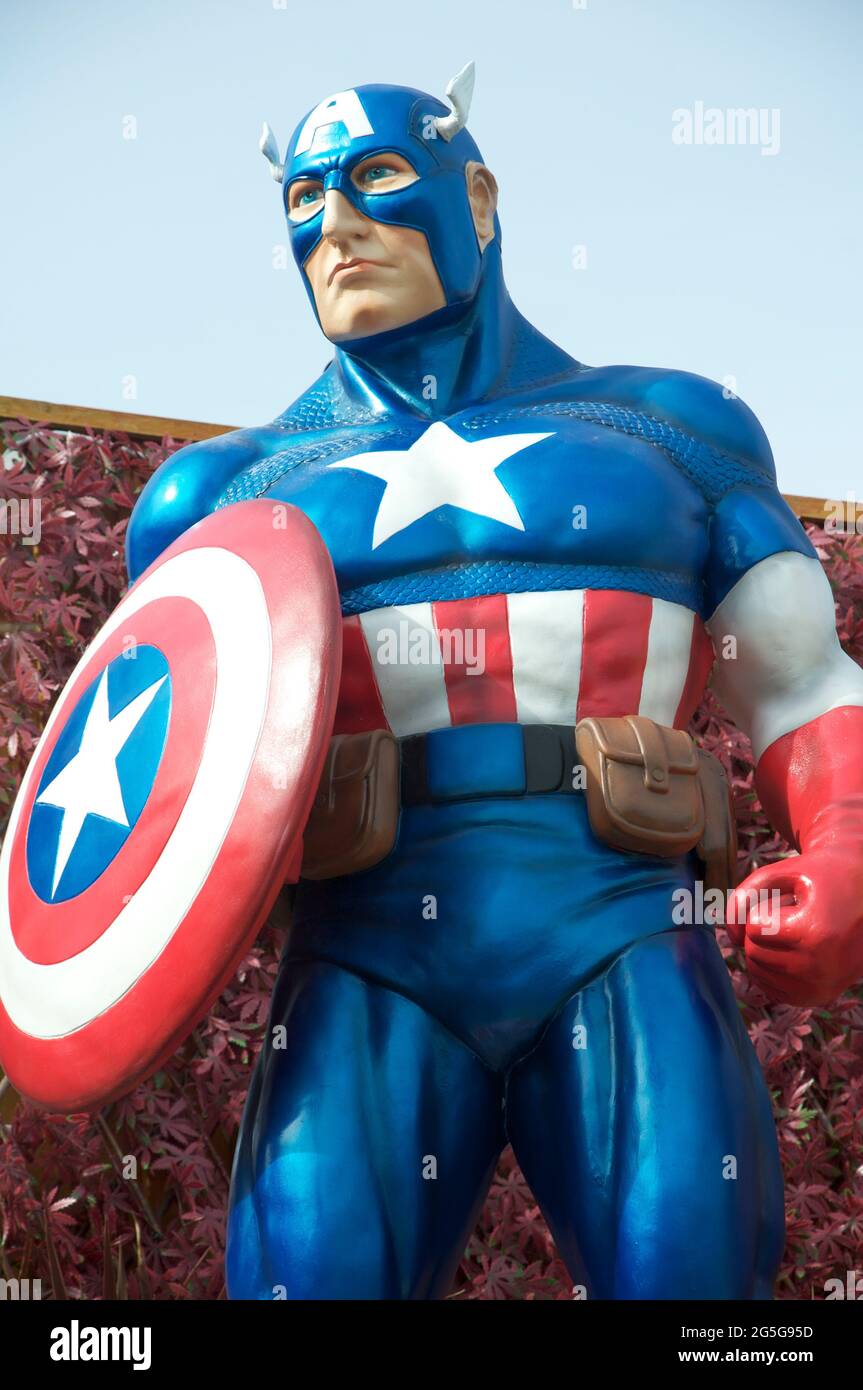 Figur von Marvel Comics Superhero Figur Captain America, erstellt von Stan Lee und Jack Kirby. In einem Vorstadtgarten ausgestellt. Weymouth, Großbritannien. Stockfoto