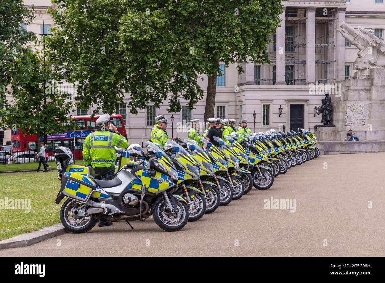 Lange Reihe von Polizeimotorrädern Stockfoto